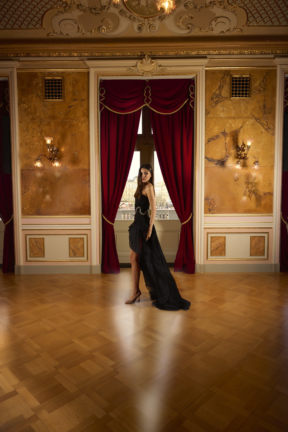 Fashion-Editorial mit Vivienne Oesch in der Oper Zürich